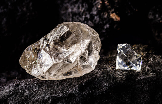 कमाल है महिला जिस पत्थर को गेट स्टॉपर में कर रही थी इस्तेमाल...रिश्तेदारों ने उसे बेच के कमाए 9 करोड़ 