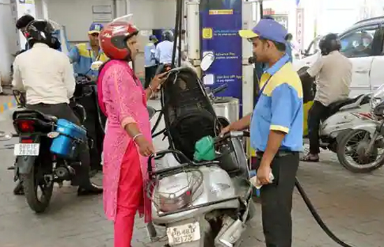 अभी और घटेंगे पेट्रोल-डीजल के दाम, ये देश अगले महीने से बढ़ाएंगे उतपादन 
