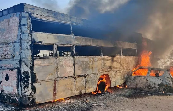 यूपी : मथुरा में यमुना एक्सप्रेसवे पर डिवाइडर से टकराने के बाद बस में घुसी स्विफ्ट कार 5 लोग जिंदा जले 