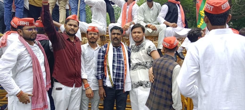 नीट परीक्षा धांधली : सपा छात्र सभा का लखनऊ में जोरदार धरना प्रदर्शन, धर्मेंद्र प्रधान के इस्तीफे की मांग। 