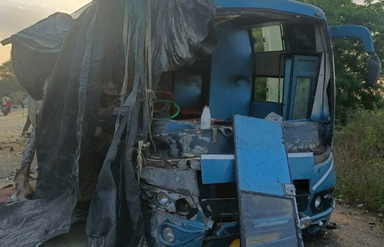 मध्य प्रदेश : यूपी से गुजरात जा रही बस ने ट्राला में टक्कर, 5 की मौत, 15 घायल 