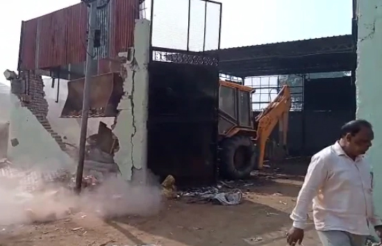 यूपी : मेरठ में चला सीएम योगी का 'बुलडोजर',  ढाई लाख के इनामी बदमाश का मार्केट और फैक्ट्री ढहाया 