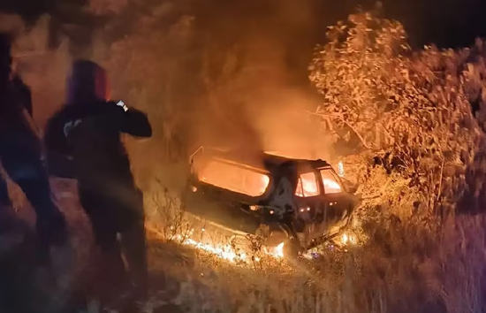 मध्य प्रदेश : पेड़ से टकराने के बाद गाड़ी में लगी आग, एक जिंदा जला, दो ने कूदकर बचाई जान 