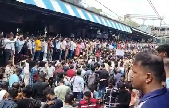 2 बच्चियों से छेड़छाड़ के बाद फूटा लोगों का गुस्सा, बदलापुर में भीड़ ने रेलवे स्टेशन को घेरा, पुलिस पर पथराव