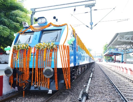 PM मोदी ने दिखाई पहली  हाइड्रोजन ट्रेन को हरी झंडी,  2600 यात्रियों की क्षमता
