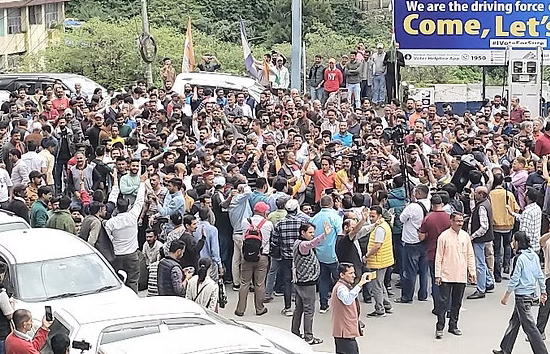 शिमला : संजौली में अवैध मस्जिद निर्माण पर हिंदू संगठनों ने प्रदर्शन, पुलिस ने बरसाई लाठियां