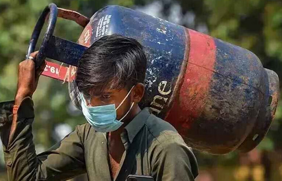 झटका : होली से पहला महंगा हो गया LPG सिलेंडर, जानें कितनी बढ़ गई कीमत 