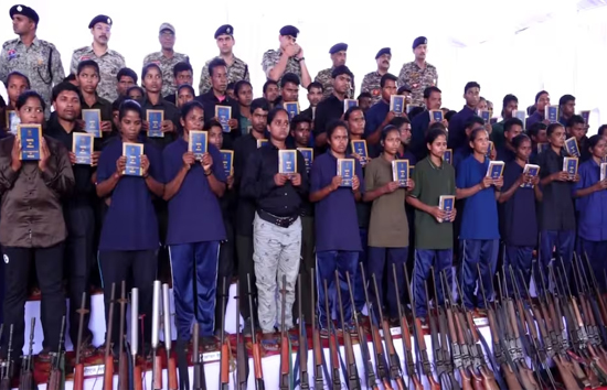 छत्तीसगढ़ में 210 नक्सलियों ने किया सरेंडर, संविधान हाथ में लेकर पुलिस को सौंपे हथियार