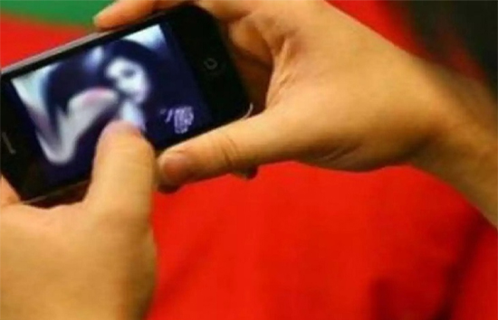 युवक ने 10वीं की छात्रा के साथ किया बलात्कार, वीडियो बनाकर किया ब्लैकमेल तो की खुशखुशी, दोस्तों से संबंध बनाने का बनाया दबाव