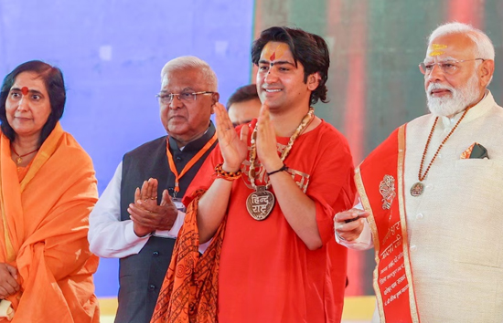 पंडित धीरेंद्र शास्त्री का ऐलान...पीएम मोदी की माताजी के नाम पर होगा अस्पताल में एक वार्ड