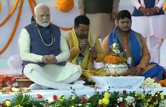 प्रयागराज : कुंभ कलश की पूजा कर गरजे पीएम मोदी, कहा-महाकुंभ 2025 एकता का महायज्ञ, हर तरह के भेदभाव की दी जाती है आहुति 