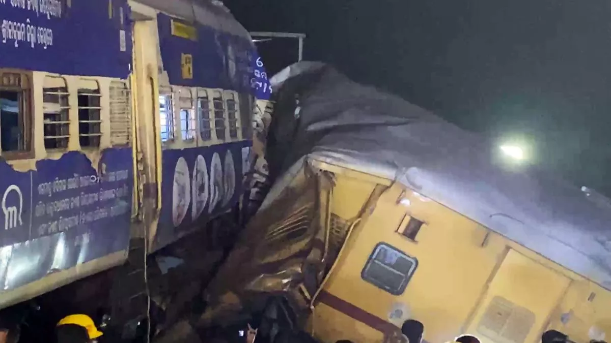 आंध्र प्रदेश में आज दो ट्रेनों की टक्कर से भीषण हादसा 