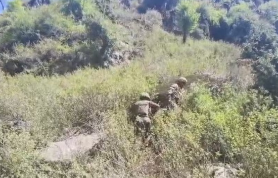 जम्मू-कश्मीर : किश्तवाड़ में सुरक्षाबलों के साथ मुठभेड़ में 2 आतंकी ढेर, 2 और आतंकी घिरे 