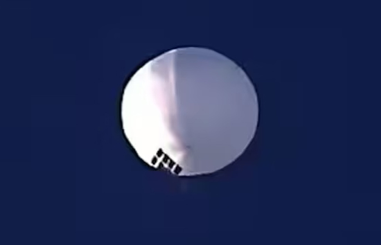 अमेरिका के आसमान में चीनी गुब्बारे ने बढ़ाई टेंशन, शूट करने से घबरा रही सेना 