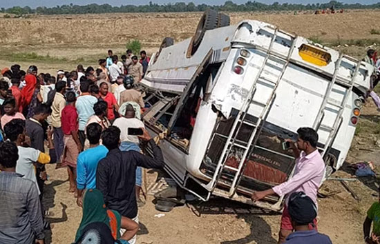 उप्र : मिर्जापुर में दर्दनाक सड़क हादसा, बस पलटी से मां-बेटे समेत पांच की मौत