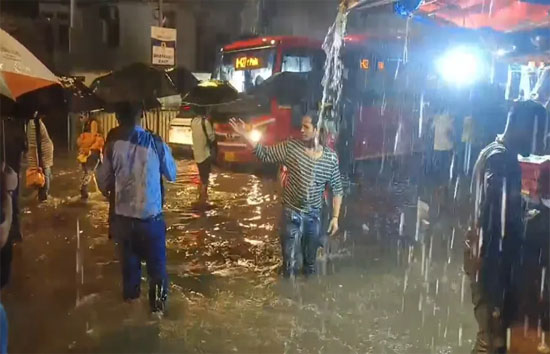 मुंबई में भारी बारिश से मचा हाहाकार, ट्रेनों में भीड़, फ्लाइट्स डायवर्ट, कल स्कूल बंद 