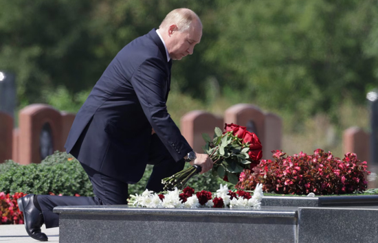 20 साल पहले रूस को मिला था गहरा जख्म, आंखों में आंसू लेकर बेसलान पहुंचे पुतिन