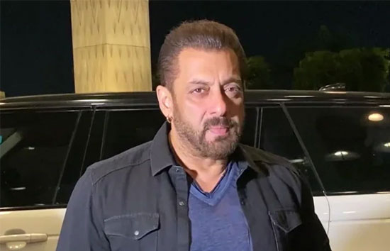 सलमान खान को जान से मारने की धमकी मिलने के बाद घर के बाहर पुलिस का कड़ा पहरा