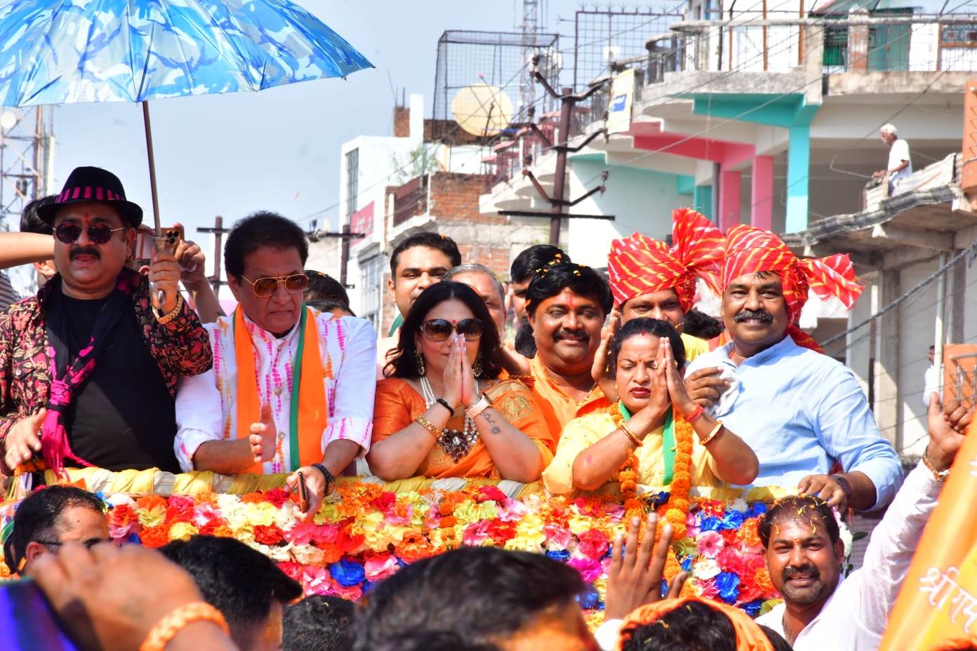 भाजपा प्रत्याशी के समर्थन में रामायण के राम-सीता ने किया रोड शो 