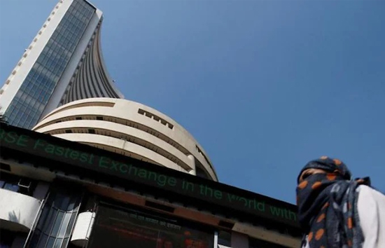 शेयर बाजार की निगरानी करेंगे IAS अफसर, SEBI तलाश रही सख्त व अनुभवी चेयरमैन