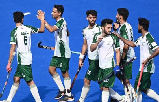 पाकिस्तानी हॉकी ख‍िलाड़‍ियों ने धोए बर्तन, PHF चीफ ने शहबाज शरीफ को सौंपा इस्तीफा