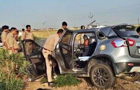 यूपी : जालौन में ट्रक से टकराई कार, एक झपकी ने छीनी परिवार की 6 जिंदगियां 