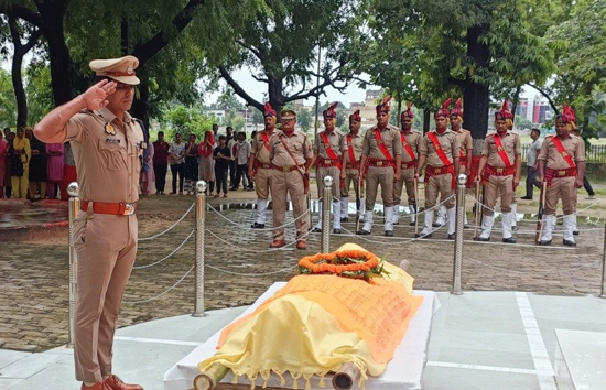 यूपी : प्रतापगढ़ करंट से लगने सिपाही की मौत, बिजली के तार गिरने से हुआ हादसा 