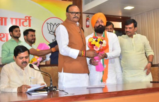 नगर निकाय चुनाव में और मजबूत होगी भाजपा, सपा से पलक रावत व कैंट से कांग्रेस के पूर्व प्रत्याशी दिलप्रीत सिंह बीजेपी में शामिल 