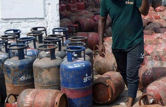 LPG गैस सिलेंडर हुआ महंगा, 50 रुपये तक बढ़े दाम, जानें नए रेट 