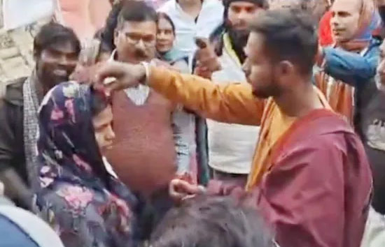 बिहार : तीन बच्चों की मां को कुंवारे लड़के से हुआ प्यार, सरे बाजार प्रेमी ने भर दी मांग