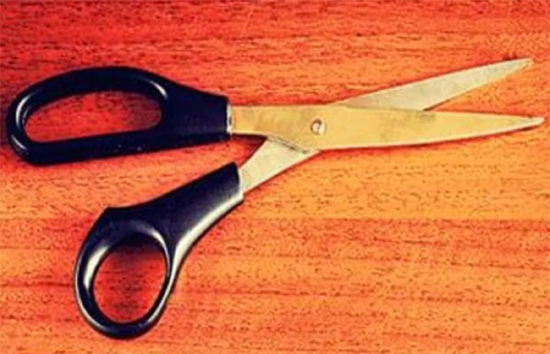 लखनऊ : नाई ने 30 रुपये के लिए युवक पर कैंची से किया हमला, बाहर आई आंत