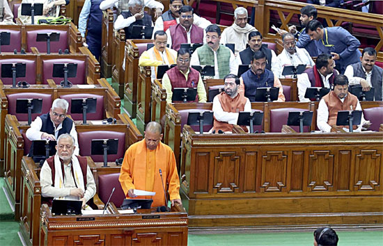 योगी सरकार ने पेश किया 33 हजार 700 करोड़ रूपये का अनुपूरक बजट