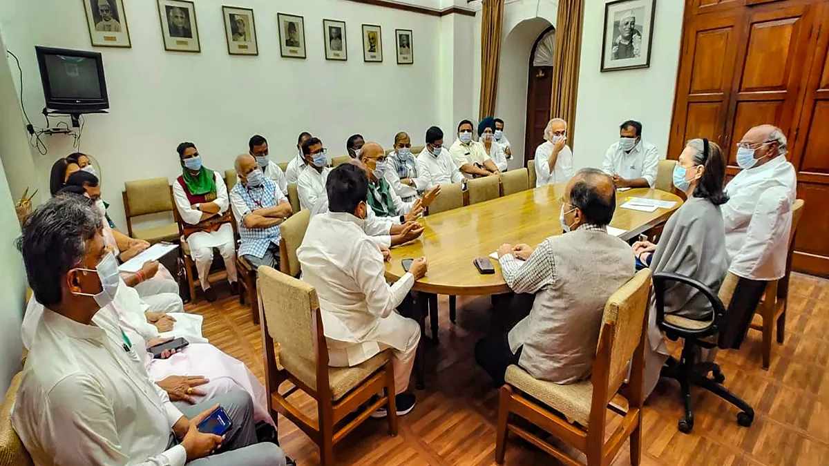 Parliament Budget Session : पिछले बार की तरह इस बार भी सत्र का पहला दिन रहा हंगामेदार