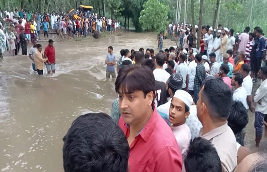 उप्र :  सहारनपुर में श्रद्धालुओं से भरी ट्रैक्टर-ट्रॉली नाले में पलटी,  8 की मौत, कई लापता 