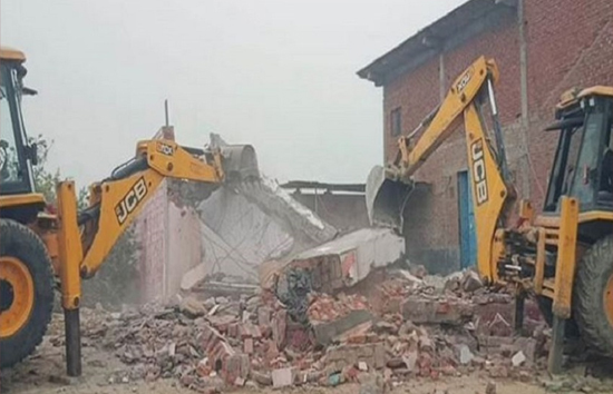 कन्नौज : पुलिस टीम पर हमला करने वाले के घर चला बुलडोजर, कब्जे की जमीन पर किया था निर्माण 