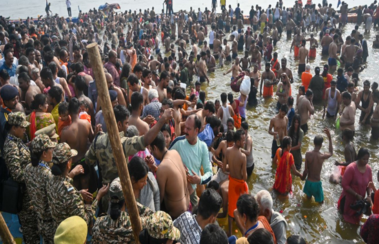 प्रयागराज : महाकुंभ में अमृत स्नान के लिए अलर्ट पर पुलिस-प्रशासन, कई बड़े अधिकारी मौजूद  