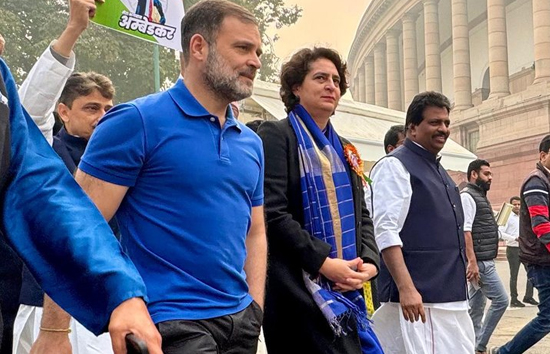 आंबेडकर इफेक्ट...राहुल गांधी ब्लू टीशर्ट तो प्रियंका गांधी नीली साड़ी में प्रियंका पहनकर पहुंची संसद भवन