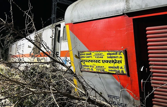 मालगाड़ी से टकराने के बाद पटरी से साबरमती-आगरा एक्सप्रेस, कई ट्रेनें रद्द, कई के रुट में बदलाव 