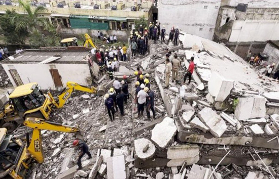 गुजरात : सूरत में जर्जर छह मंजिला बिल्डिंग गिरने के मामले में 3 पर FIR दर्ज, 1 गिरफ्तार 