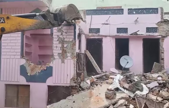 उदयपुर : चाकूबाजी घटना करने वाले आरोपी छात्र के घर चला बुलडोजर 