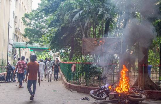 शेख हसीना के देश छोड़ने के बाद बांग्लादेश 100 और लोग मारे गए, उपद्रवी हिंदुओं को बना रहे निशाना 