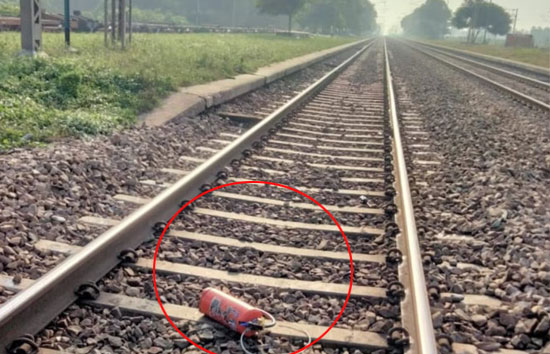 कानपुर में ट्रेन पलटाने की एक और साजिश, रेलवे ट्रैक पर रखा सिलेंडर