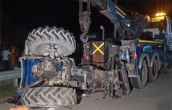 यूपी : मिर्जापुर में अनियंत्रित ट्रक ने ट्रैक्टर को मारी जोरदार टक्कर, 10 मजदूरों की मौत, 3 गंभीर