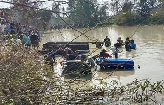 यूपी : कासगंज में ट्रैक्टर-ट्रॉली तालाब में पलटी, 15 से ज्यादा लोगों की मौत, सीएम योगी ने किया मुआवजे का ऐलान