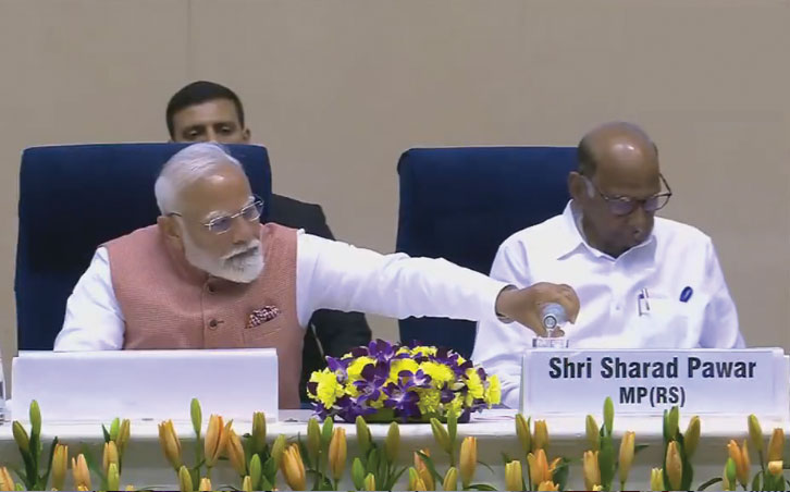 PM मोदी ने शरद पवार को कुर्सी पर बैठाया...पीने को दिया पानी, वीडियो वायरल 