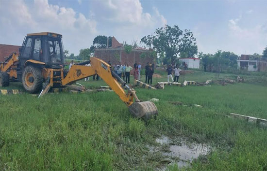 सुल्तानपुर रोड पर अवैध कालोनी पर चला एलडीए का बुलडोजर