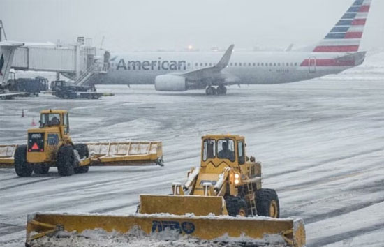 अमेरिका में चक्रवात से भारी तबाही, लाखों घरों और दफ्तरों की बिजली गुल, हवाई सेवा पर भी पड़ा असर 