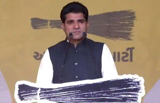 गुजरात में ईसूदान गढ़वी होंगे AAP का मुख्यमंत्री पद का चेहरा, केजरीवाल ने किया ऐलान 