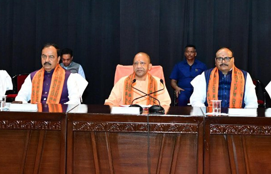 बीजेपी यूपी इकाई में सब कुछ ठीक, विधानसभा मॉनसून सत्र से पहले साथ नजर आए सीएम योगी और दोनों डिप्टी CM