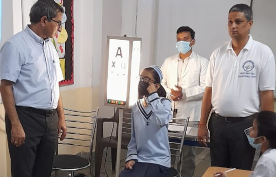 दीप संस्था ने लगाया फ्री आई चेकअप कैंप, 250 से ज्यादा बच्चों की हुई जांच 